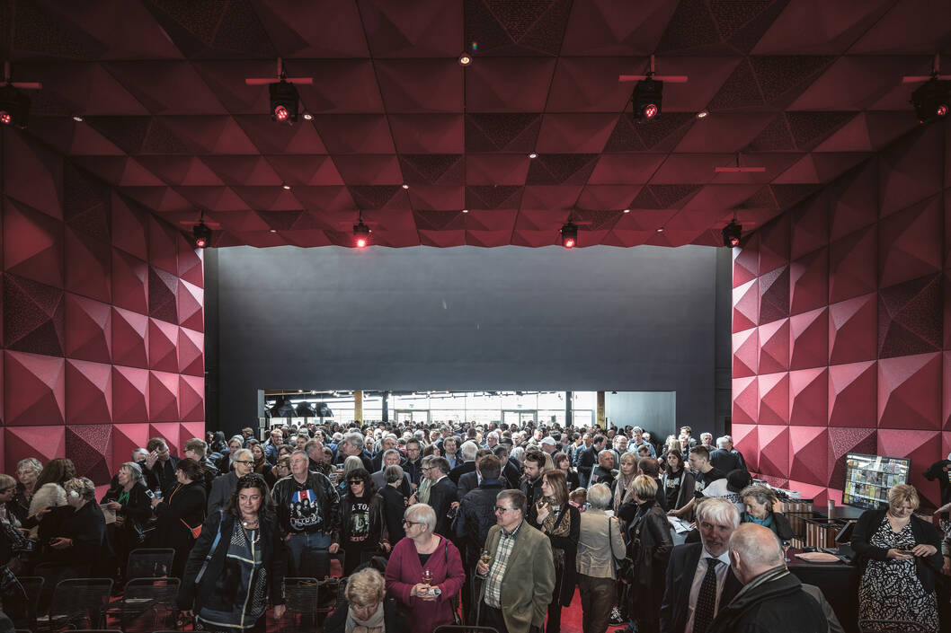 cobe ragnarock interior crowd cobe ragnarock interior crowd
